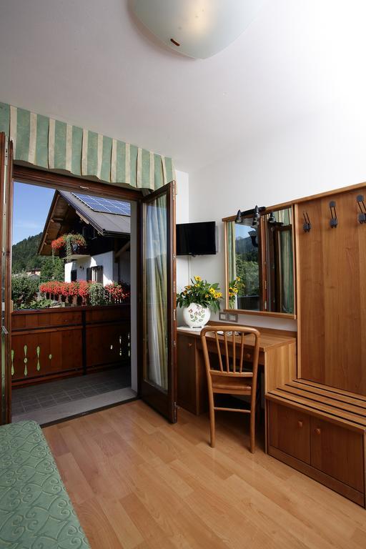 Hotel Al Sole Fusine in Valromana Exterior foto